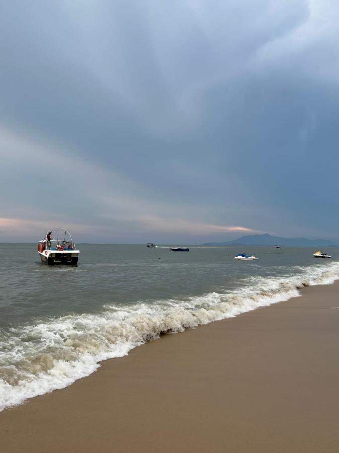 By The Sea Beachfront Designer Suites Penang - Managed By Art Of Tree Batu Ferringhi Extérieur photo