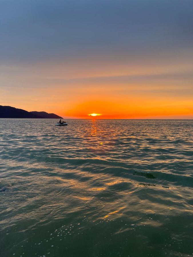 By The Sea Beachfront Designer Suites Penang - Managed By Art Of Tree Batu Ferringhi Extérieur photo