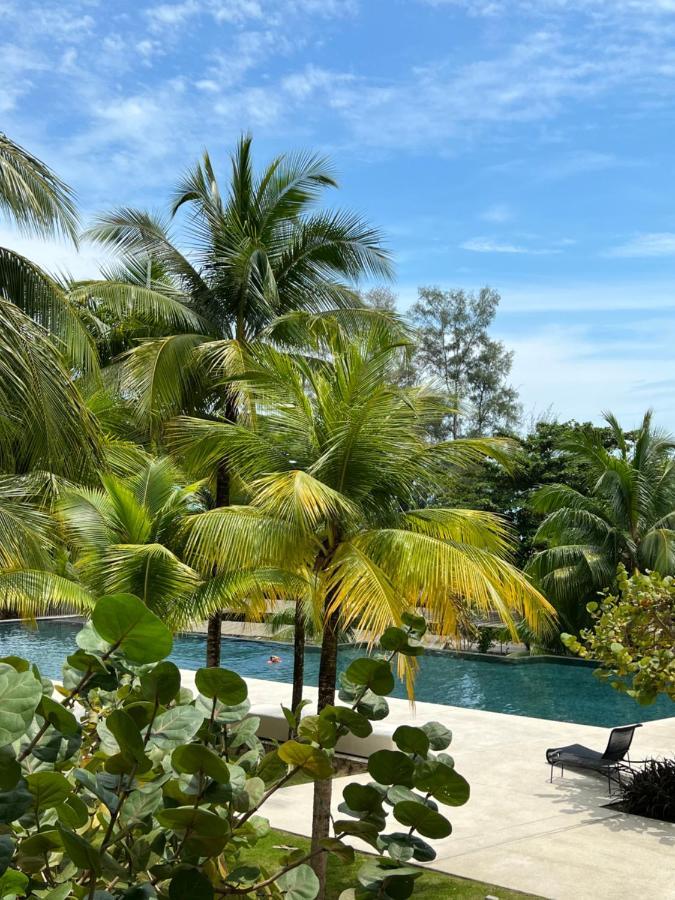 By The Sea Beachfront Designer Suites Penang - Managed By Art Of Tree Batu Ferringhi Extérieur photo